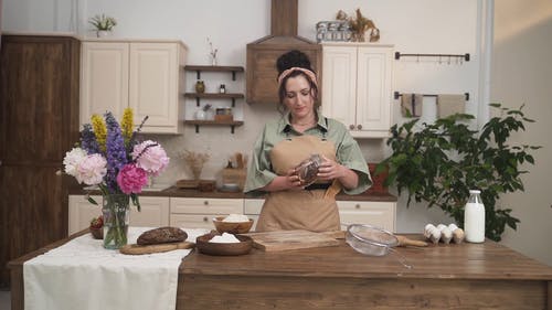 有关围裙, 在家, 在桌子上的免费素材视频