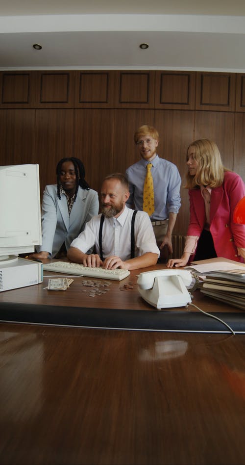 有关上班服, 个人电脑, 同事的免费素材视频