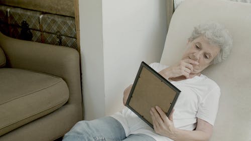 有关女人, 室内, 握住的免费素材视频