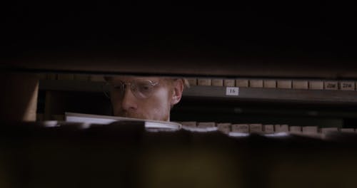 有关一摞书, 图书馆, 搜索的免费素材视频