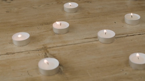 有关人,手,木桌桌面的免费素材视频