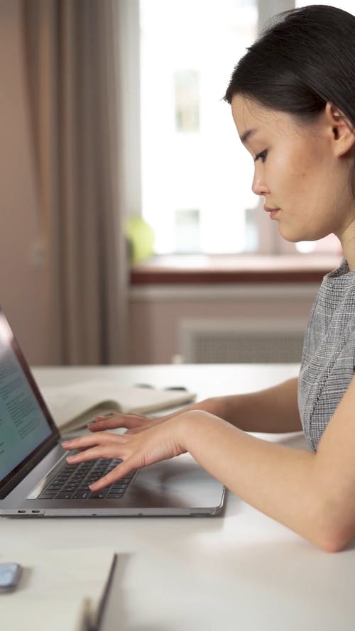 有关侧面图, 垂直视频, 女商人的免费素材视频