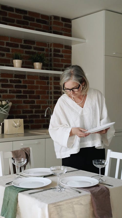 有关在家, 垂直视频, 女人的免费素材视频