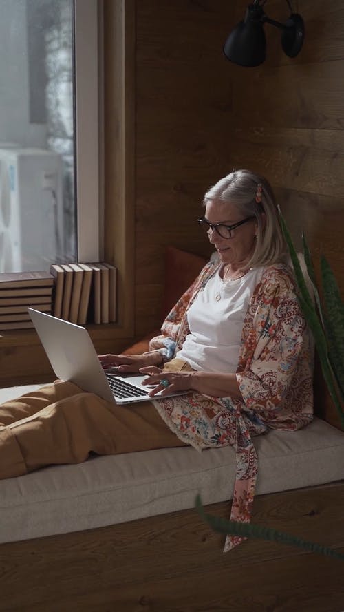 有关互联网, 图书, 坐的免费素材视频