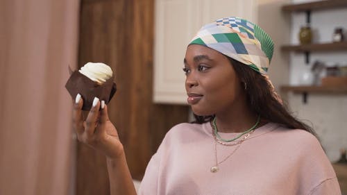 有关印花大手帕, 在家, 头饰的免费素材视频