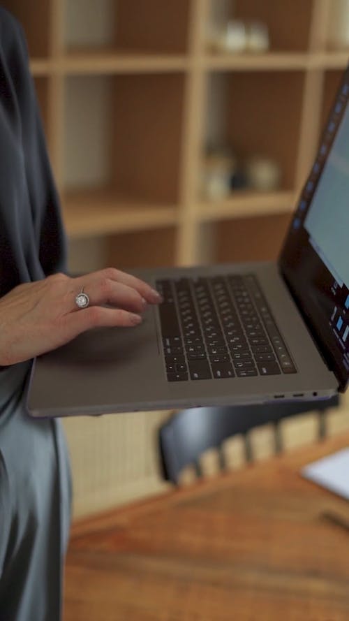 有关专家, 严肃, 垂直视频的免费素材视频