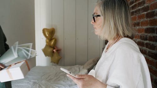 有关3C用品, 一束鲜花, 人的免费素材视频