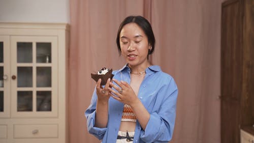 有关握住, 杯子小蛋糕, 看着镜头的免费素材视频