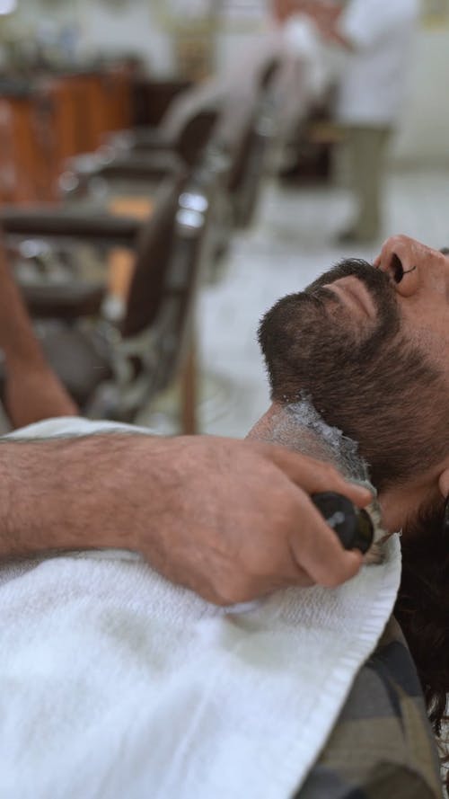 有关人, 刷子, 垂直视频的免费素材视频