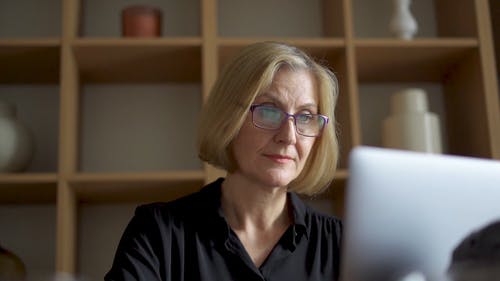 有关专家, 严肃, 垂直视频的免费素材视频