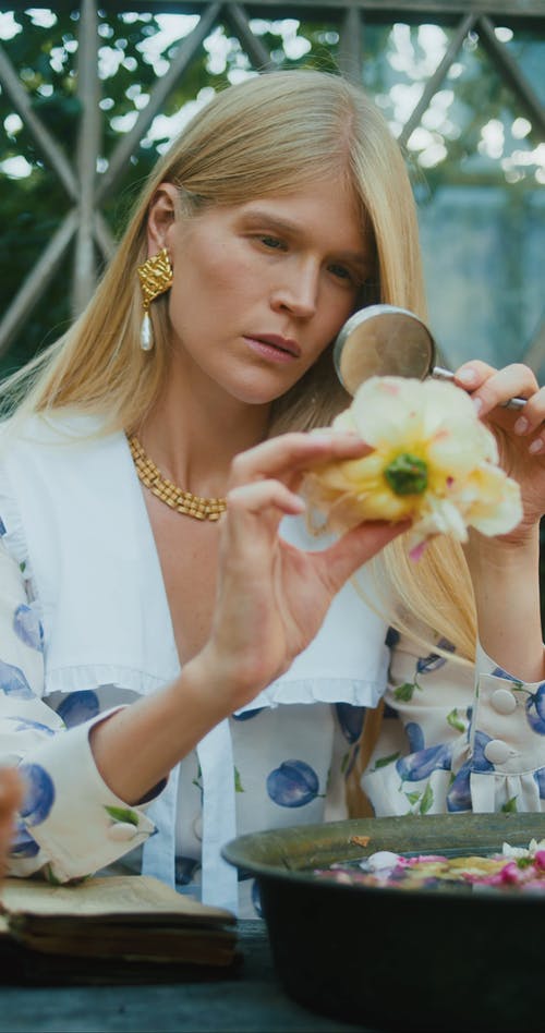 有关在桌子上, 坐, 垂直视频的免费素材视频