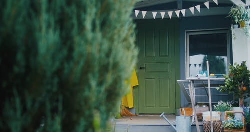 有关前门, 女人, 家的免费素材视频