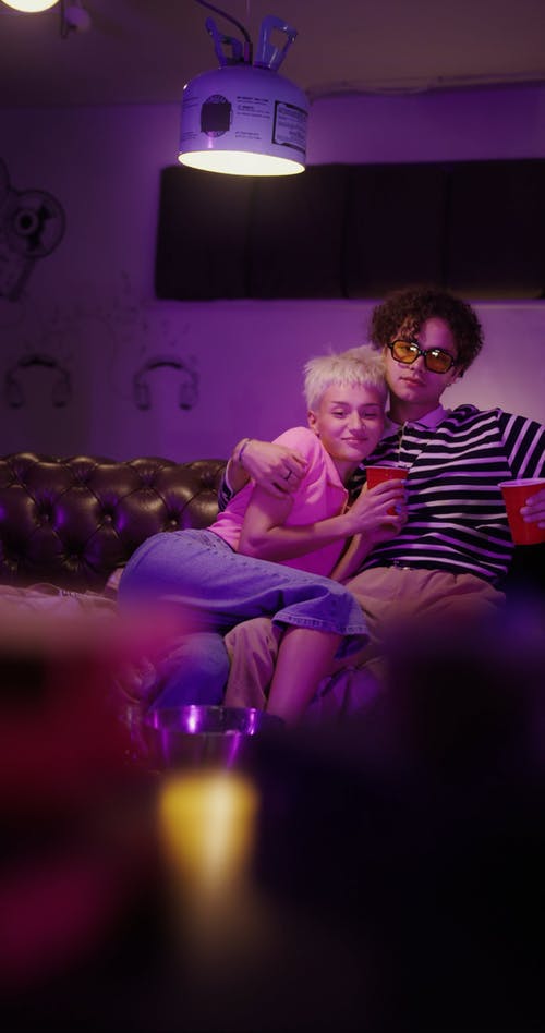 有关一起, 坐, 垂直视频的免费素材视频