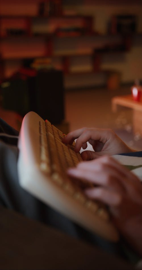 有关垂直视频, 手, 打字的免费素材视频