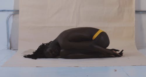 有关卷起来, 工作室拍摄, 拍照片的免费素材视频