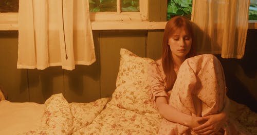 有关人, 坐, 室内的免费素材视频