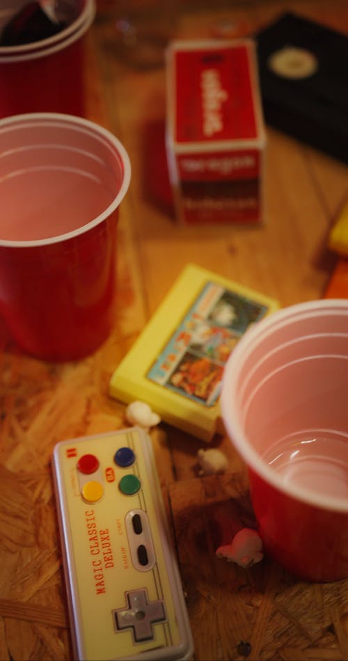 有关80年代, 垂直视频, 塑料杯的免费素材视频