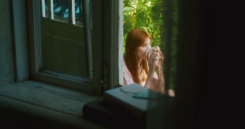 有关咖啡色头发的女人, 喝, 图书的免费素材视频