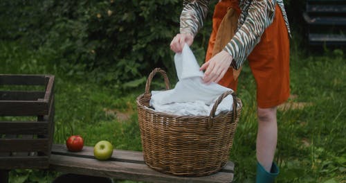 有关女人, 户外, 挂衣服的免费素材视频