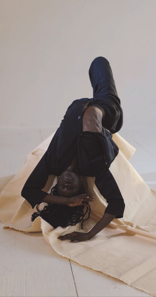 有关人, 垂直视频, 室内的免费素材视频