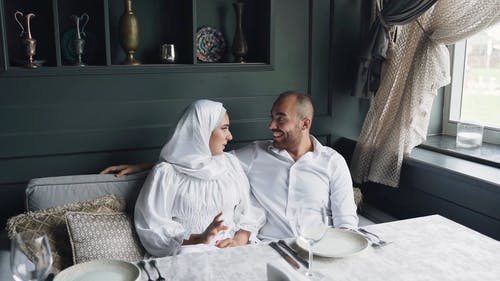 有关一对, 人, 坐的免费素材视频