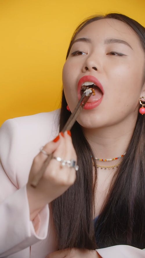 有关吃, 垂直视频, 室内的免费素材视频