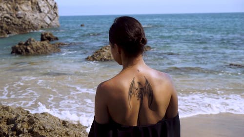 有关刺青的, 女人, 岩石海岸的免费素材视频