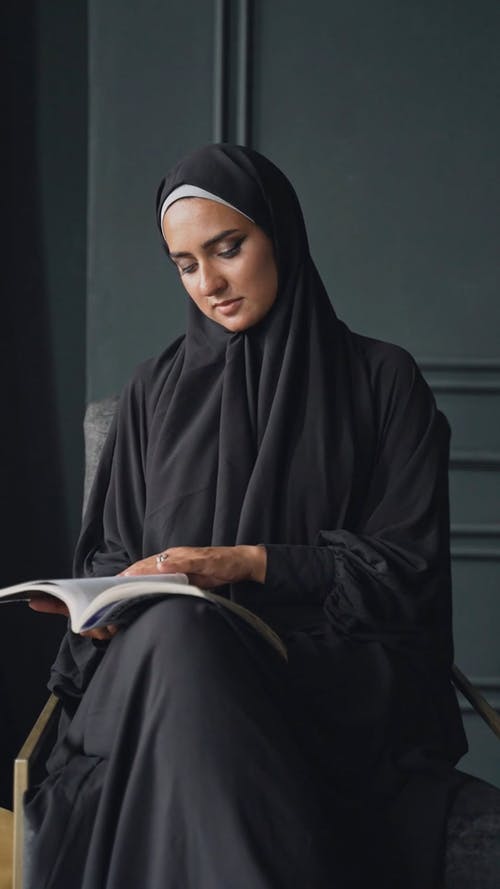 有关上网, 坐, 垂直视频的免费素材视频