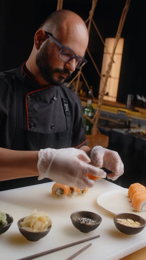 有关人, 垂直视频, 寿司卷的免费素材视频