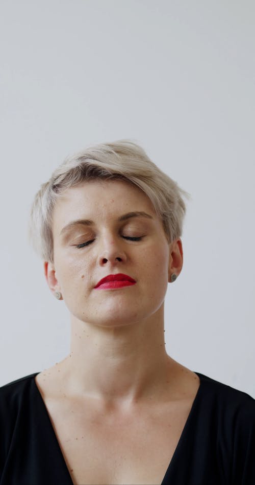 有关一束花, 人, 半张脸的免费素材视频