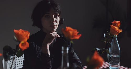 有关人, 在桌子上, 坐的免费素材视频