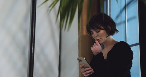 有关在窗户旁边, 女人, 室内的免费素材视频
