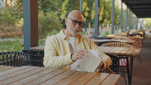 有关上网, 人, 坐的免费素材视频