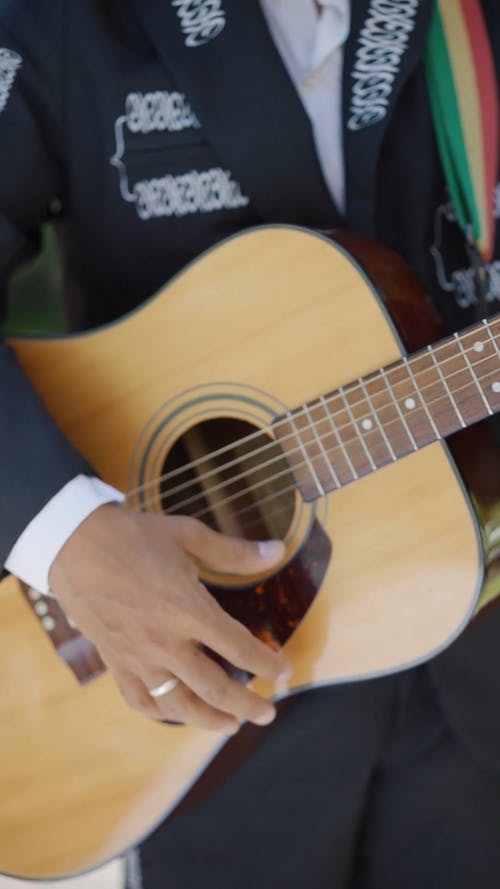 有关吉他, 唱歌, 垂直视频的免费素材视频