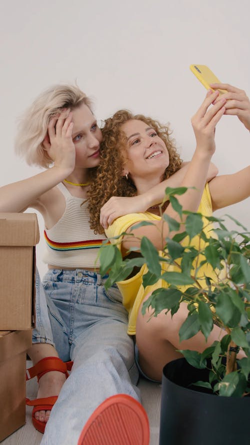 有关lgbt夫妇, 同志文化, 在地上的免费素材视频