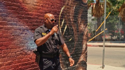 有关人行道, 制服, 墨镜的免费素材视频