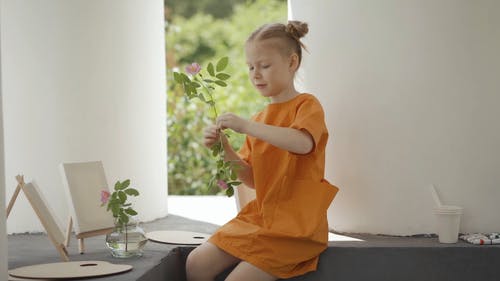 拿着花瓶和花茎的女孩 · 免费素材视频