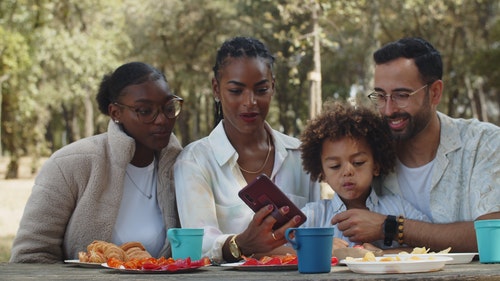 有关一起,吃,坐的免费素材视频