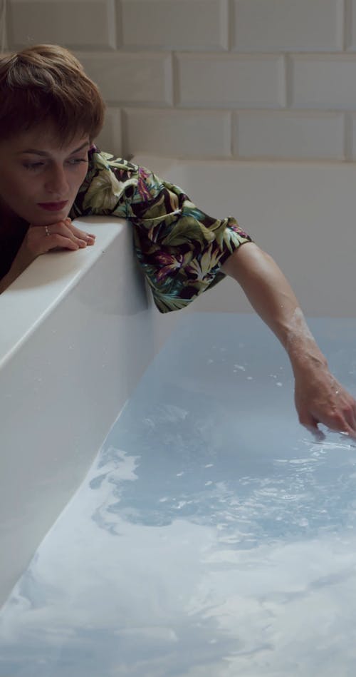 有关坐, 垂直视频, 女人的免费素材视频