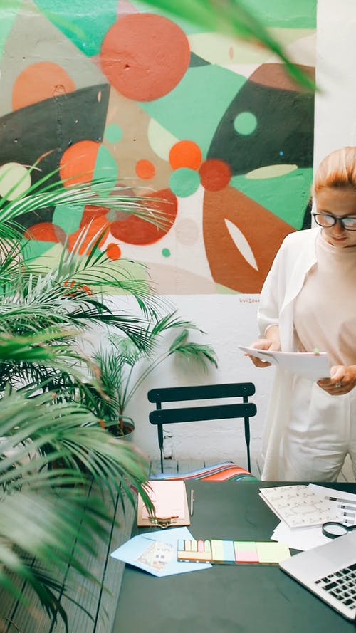 有关坐, 垂直视频, 压力的免费素材视频