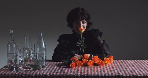 有关在桌子上, 坐, 女人的免费素材视频