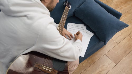 有关乐谱, 人, 原声吉他的免费素材视频