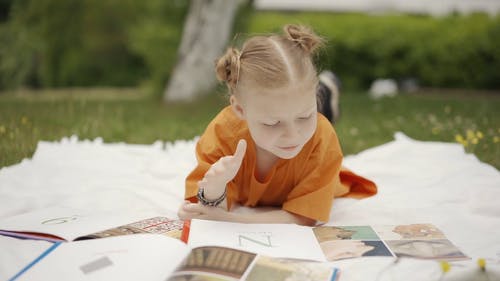 有关儿童, 图书, 女孩的免费素材视频