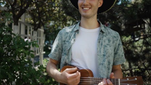 有关四弦琴, 宽边帽, 弦乐器的免费素材视频