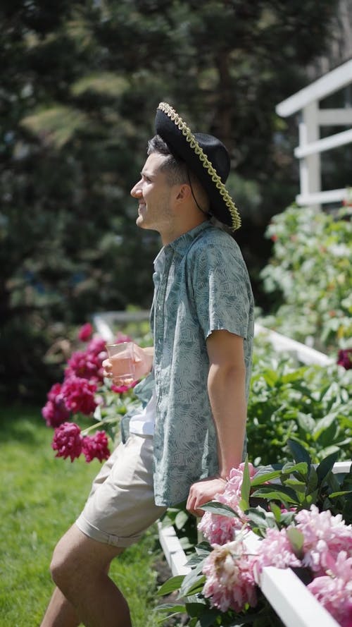 有关侧面图, 垂直视频, 宽边帽的免费素材视频