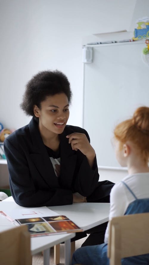 有关儿童, 在桌子上, 坐的免费素材视频