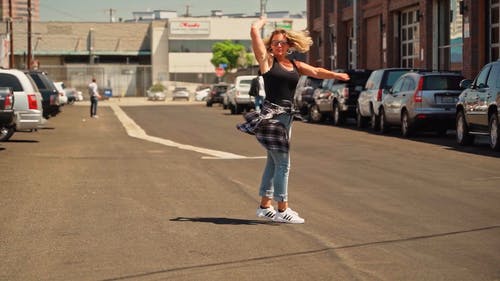 有关停放的汽车, 墨镜, 女人的免费素材视频