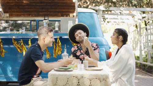 有关坐, 会话, 朋友的免费素材视频