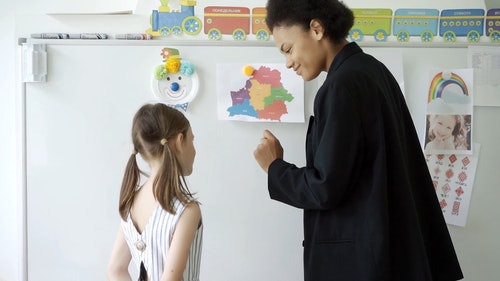 有关儿童,商量,地图的免费素材视频