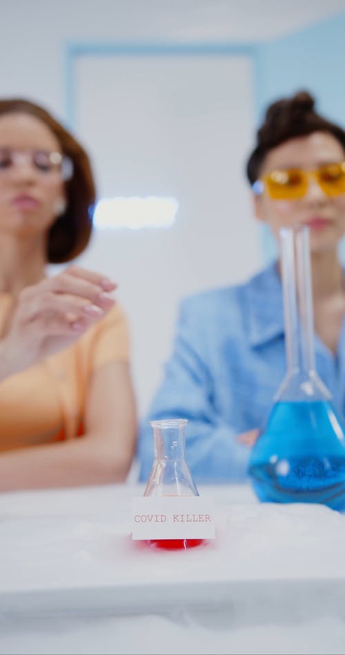 有关冠状病毒病疫苗, 化学制品, 垂直视频的免费素材视频